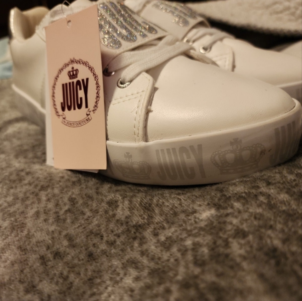 Shoe's - Picture 2 of 6